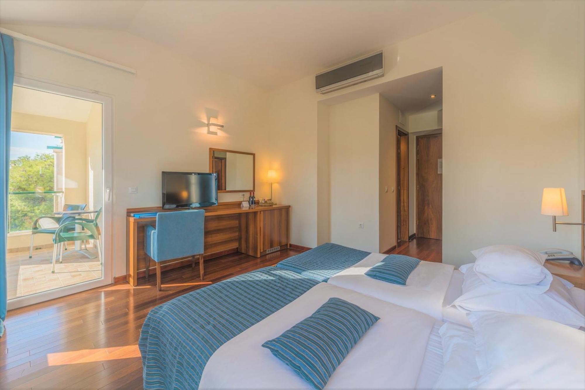 Aminess Vival Velaris Resort Supetar Bilik gambar